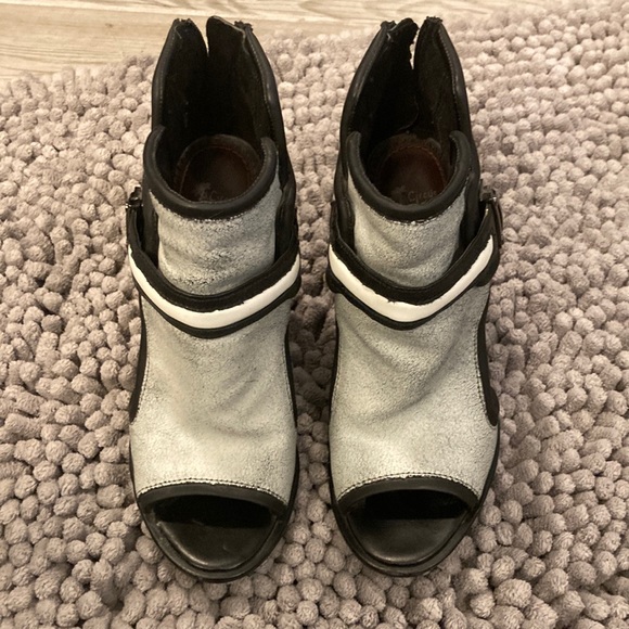 Amazing booties - Picture 3 of 11